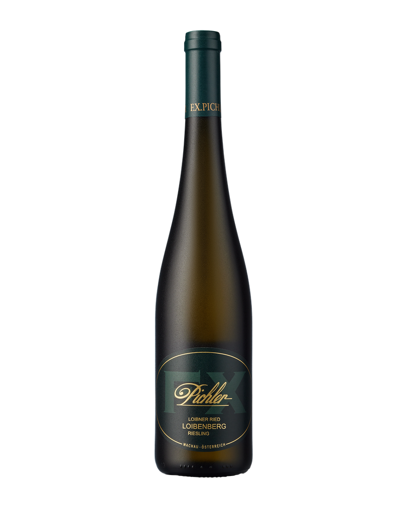Weißwein Riesling Loibenberg 2023 von FX Pichler in einer Flasche, hellgelbe Farbe, auf einem Weinglas stehender Wein.