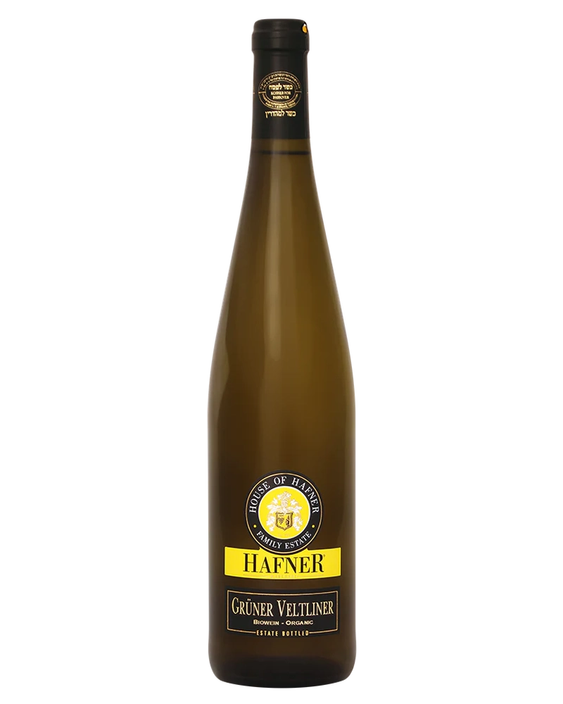 Grüner Veltliner 2025 Weisswein vom Weingut Hafner in einer Weinflasche auf einem Weinglas und Weinberg.