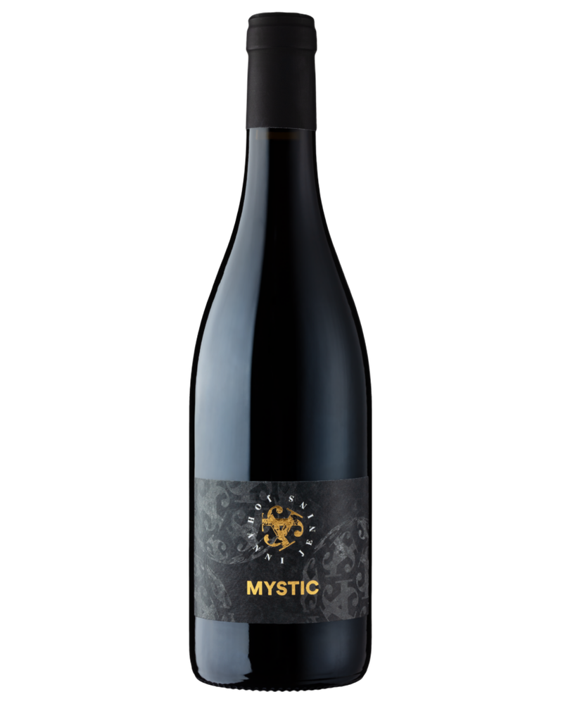 Roter Mystic 2021 Wein von Johanni Wein, Nahaufnahme der Flasche mit elegantem Etikett und tiefroter Farbe.
