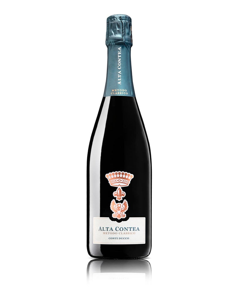 Schaumwein VSQ Alta Contea Metodo Classico Brut von Conti Ducco in eleganter Flasche, feine Perlage im Glas.