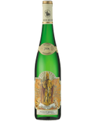 Grüner Veltliner Kreutles Federspiel 2024 von Emerich Knoll, weißer Wein in einer Weinflasche auf einem Weinglas.