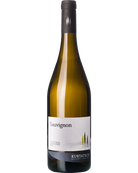 Helles Sauvignon Blanc 2024 Weißwein von Kurtatsch in einem Weinglas, frische und aromatische Weinpräsentation.