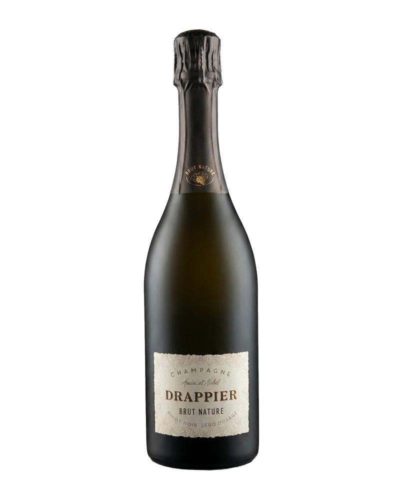 Flasche Drappier Brut Nature Schaumwein mit elegantem Etikett auf weißem Hintergrund, zeigt die stilvolle Verpackung.
