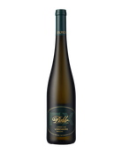 Weißwein Riesling Loibenberg 2023 von FX Pichler in einer Flasche, hellgelbe Farbe, auf einem Weinglas stehender Wein.