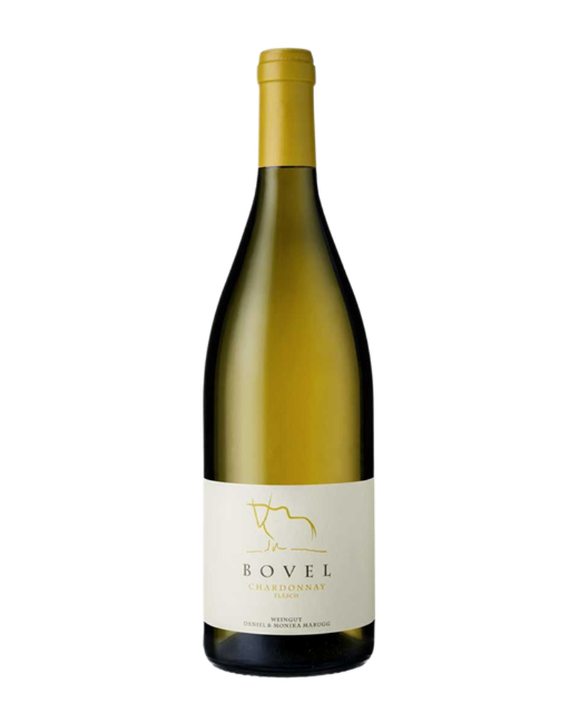 Weißwein Chardonnay 2022 vom Weingut Bovel - Daniel Marugg, Flasche auf einem Weinglas stehend, Graubünden AOC, elegante Weinpräsentation