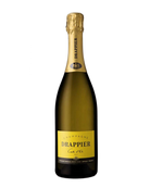 Blassgelber Champagner Carte d'Or Brut von Champagner Drappier in einer Flasche, Schaumwein mit feiner Perlage, auf einem Tisch.
