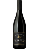 Pinot Noir Saliser Grande Selection 2021 Rotwein von Georg Schlegel, dunkle Frucht und samtige Textur, in einem Weinglas.