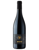 Roter Mystic 2021 Wein von Johanni Wein, Nahaufnahme der Flasche mit elegantem Etikett und tiefroter Farbe.
