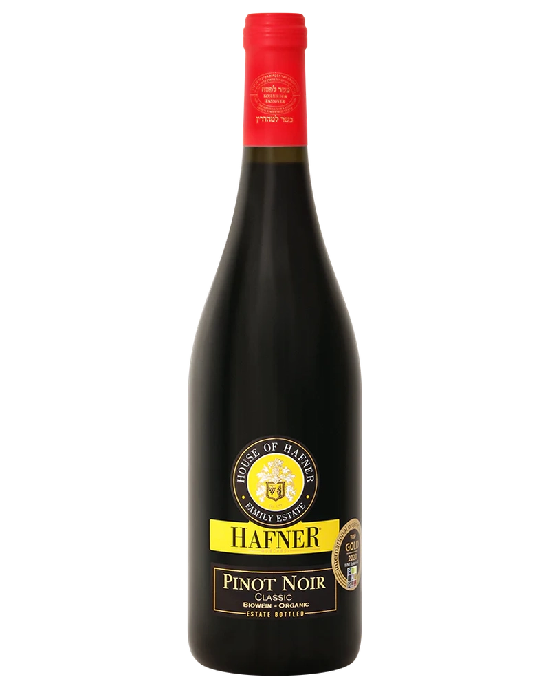 Hafner Pinot Noir Classic 2024 Rotwein in einer eleganten Flasche mit rotem Wein im Glas, ideal für Weinliebhaber.
