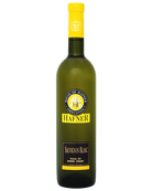 Hafner Sauvignon Blanc "L" Weisswein in einem Weinglas, hellgelbe Farbe, frischer und aromatischer Weißwein aus Deutschland