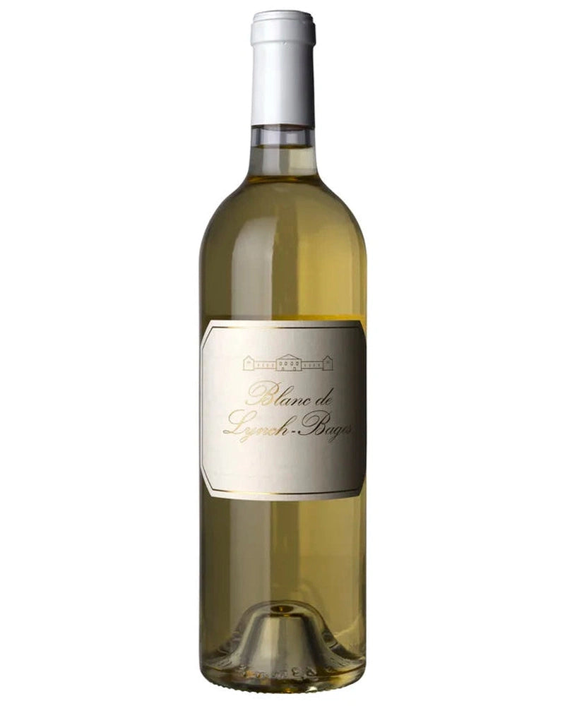 Helles Weißwein Château Lynch Bages Blanc de Lynch-Bages 2022 in einer Flasche, Nahaufnahme des Etiketts.
