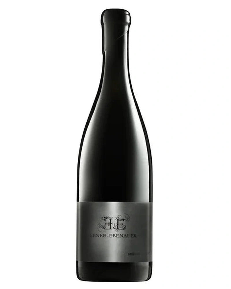 Grüner Veltliner Black Edition 2024 Weisswein von EBNER EBENAUER, klare Flasche mit goldener Etikette auf weißem Hintergrund