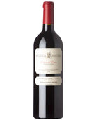 Hacienda Monasterio 2021 Rotwein von Bodegas Hacienda Monasterio in einer Flasche vor einem Weingarten.