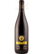 Hafner Pinot Noir Reserve 2022 Rotwein in einem Weinglas, dunkle Farbe, elegante Textur, perfekt für Weinliebhaber.