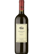 Toscana Rotwein Insoglio del Cinghiale 2024 von Tenuta di Biserno in einer Weinflasche auf einem Weinglas.
