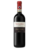 Italienischer Chianti Classico Riserva DOCG 2020 Rotwein von Terra di Seta in einer Weinflasche auf weißem Hintergrund.