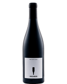 Glas mit Pinot Noir Classic Rotwein 2022 vom Weingut Erich Meier, dunkle Rotweinfarbe, elegantes Weinglas, Nahaufnahme