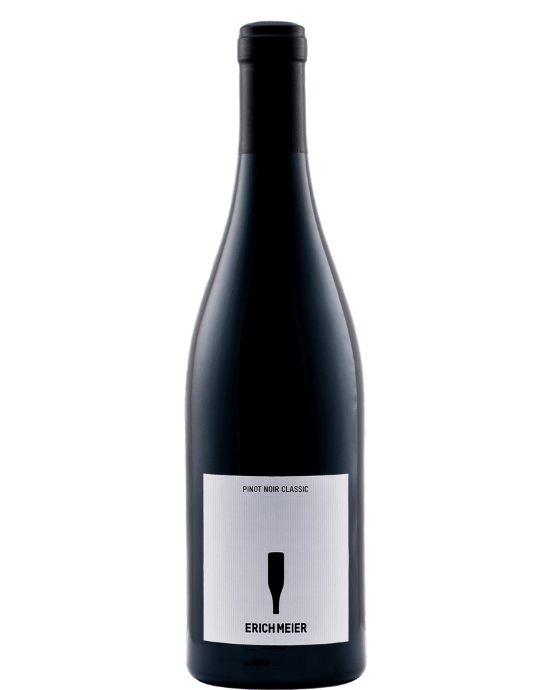 Glas mit Pinot Noir Classic Rotwein 2022 vom Weingut Erich Meier, dunkle Rotweinfarbe, elegantes Weinglas, Nahaufnahme