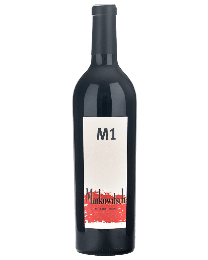 Rotwein M1 2020 Magnum von Weingut Gerhard Markowitsch in einer Flasche mit dunklem Rotwein im Glas, auf Holztisch.